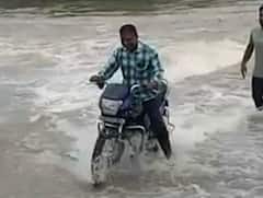 ધસમસતા પાણીમાં બાઈક લઈ નીકળવાનું ખેડ્યુ સાહસ, સદનસીબે દુર્ઘટના ટળી