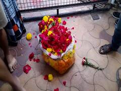 शिर्डी मंदिरात फुले-हार नेण्यास परवानगीसाठी अनोखे आंदोलन