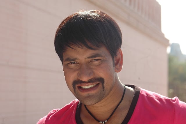 निरहुआ के पास वैसे तो कई गाड़ियां हैं. लेकिन लग्जरी गाड़ियों की बात करें तो उनके पास 2 महंगी गाड़ियां हैं. जिनमें से 1 रेंज रोवर है तो दूसरी फॉर्च्यूनर..