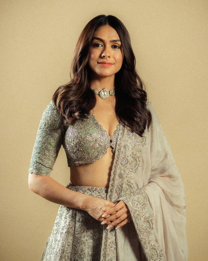 मृणालनं 'कुमकुम भाग्य' या टीव्ही सीरियलमध्ये काम केलं आहे. जर्सी या चित्रपटामधील मृणालच्या अभिनयाला प्रेक्षकांची पसंती मिळाली.  मृणालचा पूजा मेरी जान हा चित्रपट देखील लवकरच प्रेक्षकांच्या भेटीस येणार आहे. (फोटो सौजन्य :mrunalthakur/इंस्टाग्राम)