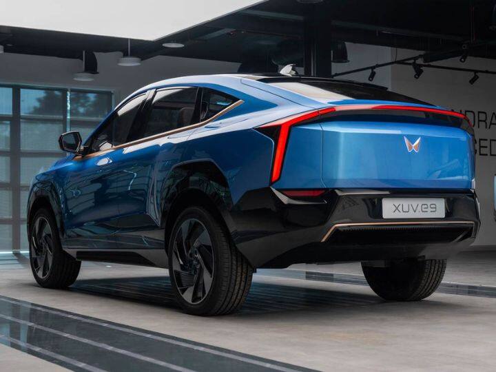 नवीन महिंद्राची ग्रील खूपच आकर्षक आहे. याचा लोगो XUV.e रेंजमध्ये देण्यात आला आहे. या कारच्या रूफच्या डिझाइनसह एलईडी टेल-लॅम्प आणि मागील बाजू देखील बदलण्यात आल्या आहेत. ईव्हीला मागील बंपरच्या खाली एक स्मूथ ब्लॅक स्पॉटसह चांगला ग्राउंड क्लीयरन्स मिळतो. XUV.e9 इंग्लो EV प्लॅटफॉर्मवर तयार करण्यात येईल.  XUV.e9 ही 5-सीटर कार असेल, तर XUV.e8 ला 3-रो सीट अरेंजमेंट मिळेल.