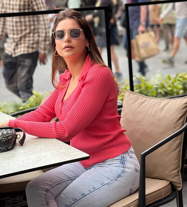 ब्लैक गॉगल्स में आमना शरीफ काफी स्टाइलिश लग रही हैं. उनका कैजुअल लुक फैंस के दिलों पर छा गया है. यूं तो वह हमेशा ग्लैमरस अंदाज में देखी जाती हैं, लेकिन उनका ये सिंपल अवतार भी फैंस पर जादू चला रहा है.