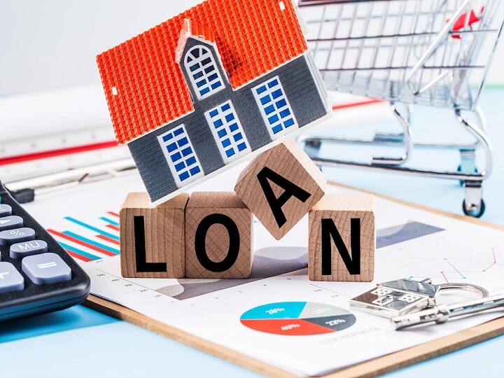Home Loan Application: लोन एप्लीकेशन देने से पहले अपने क्रेडिट स्कोर को अच्छी तरह से जांच लें. क्रेडिट स्कोर आपकी कमाई, पिछली देनदारी आदि पर निर्भर करती है.