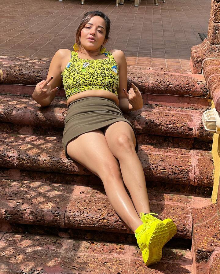 Monalisa Photos : मोनालिसाचे क्रॉप टॉप, शॉर्ट स्कर्टमध्ये ग्लॅमरस फोटो शेअर केले आहेत.