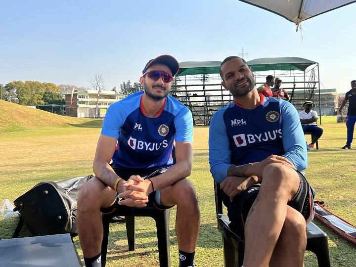 एक तस्वीर में शिखर धवन और अक्षर पटेल भी साथ-साथ नजर आए. शिखर धवन भारत की टेस्ट और टी20 स्क्वाड से बाहर हैं लेकिन वह वनडे स्क्वाड में लगातार बने हुए हैं.