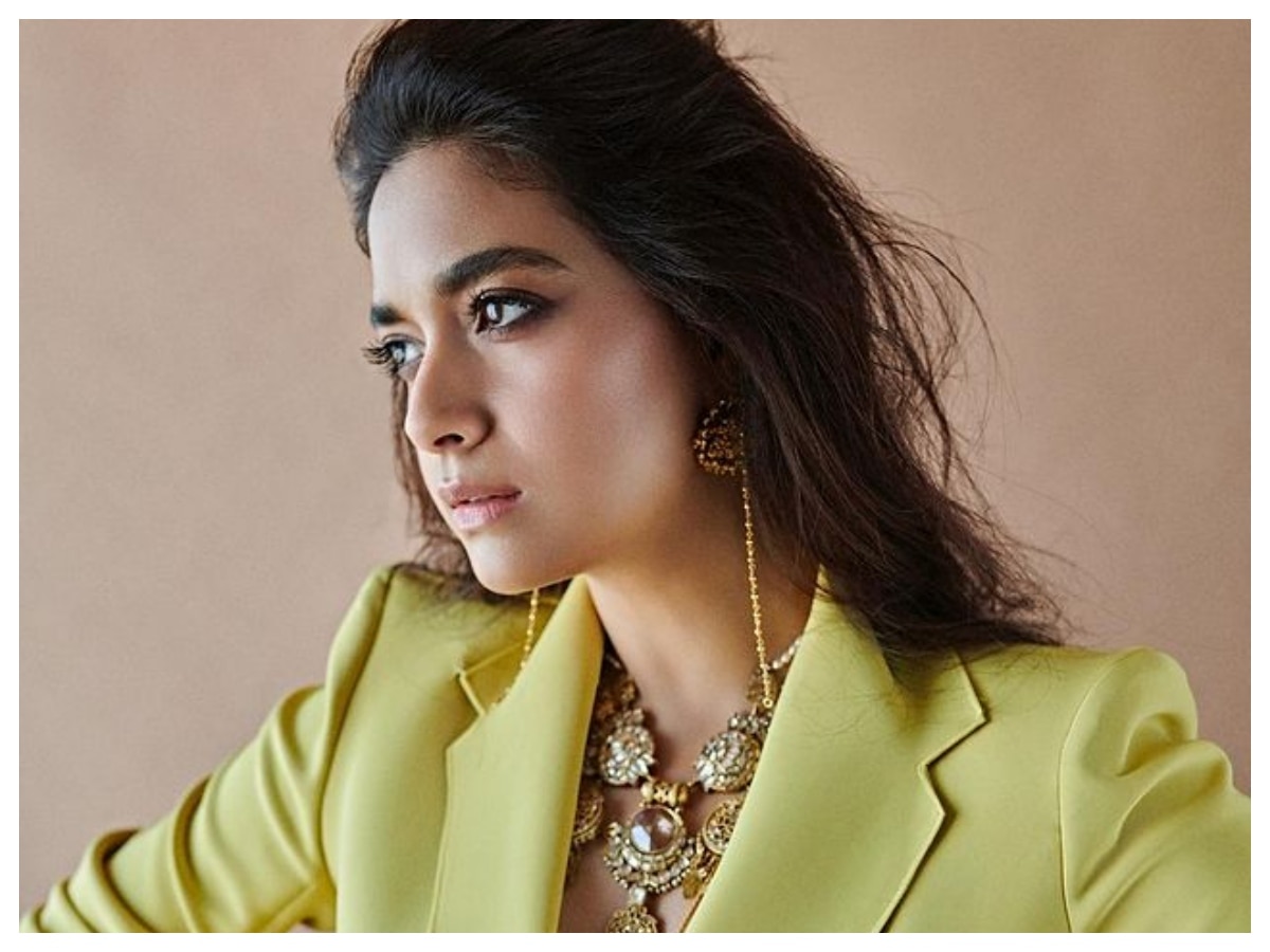 Keerthy Suresh shares an unfiltered photo of her striking a new pose and we  cant stop staring  PINKVILLA