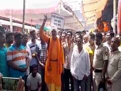 शिर्डी मंदिरात फुले-हार नेण्यास परवानगीसाठी अनोखे आंदोलन