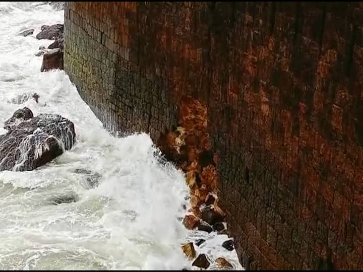 दोन वर्षापुर्वी विजयदुर्ग किल्ल्याच्या तुटक्या बुरजा जवळील तटबंदी ढासळलेली होती. यावेळी अनेक राजकीय लोकांनी व लोकप्रतिनिधींची पाहणी करुन सदर किल्ल्याची डागडुजी केली जाईल, असे आश्वासन देखील दिले होते. मात्र या किल्ल्याची पाहणी करायला आलेले लोकप्रतिनिधींनी शासन दरबारी कोणताही आवाज उठविला नसल्याने आजपर्यंत त्या बुरुजाची डागडुजी केलेली नाही. माजी खासदार संभाजीराजे यांनीही विजयदुर्ग किल्ल्याची दोन वर्षापुर्वी तटबंदी ढासळली त्यावेळी प्रत्यक्ष येवून पाहणी केली होती.