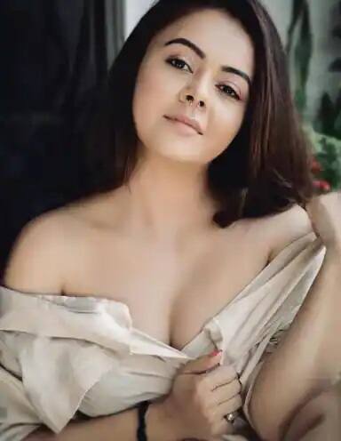 દેવોલીના ભટ્ટાચાર્જીનો જન્મ આસામમાં થયો છે, તેને પોતાનો શરૂઆતી અભ્યાસ ત્યાં જ પુરો કર્યો, બાદમાં તે નાના પદડા પર વહુની ભૂમિકામાં સામે આવી હતી.