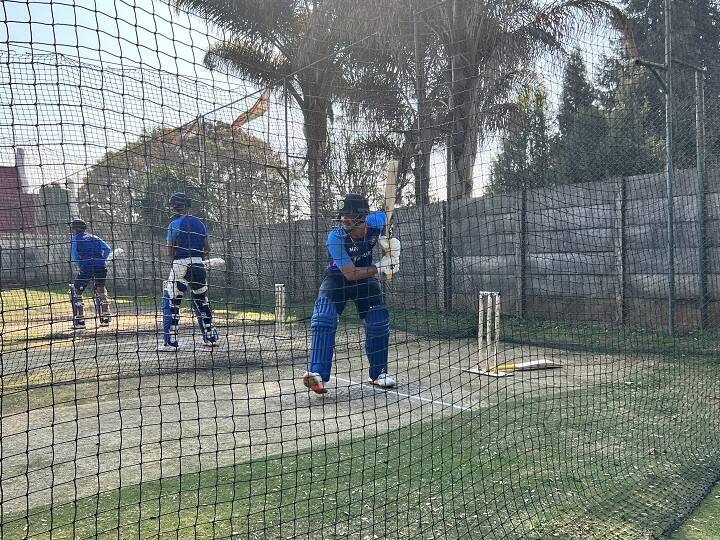 जिम्बाब्वे के खिलाफ तीन मैचों की इस वनडे सीरीज की कमान केएल राहुल के हाथों में है, जबकि टीम के हेड कोच की जिम्मेदारी वीवीएस लक्ष्मण संभाल रहे हैं.