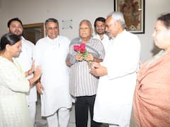In Pics: गुलाब का फूल, फिजा में खुशबू और मुस्कुराते चेहरे, लालू यादव से नीतीश कुमार की मुलाकात की तस्वीरें