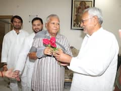 In Pics: गुलाब का फूल, फिजा में खुशबू और मुस्कुराते चेहरे, लालू यादव से नीतीश कुमार की मुलाकात की तस्वीरें