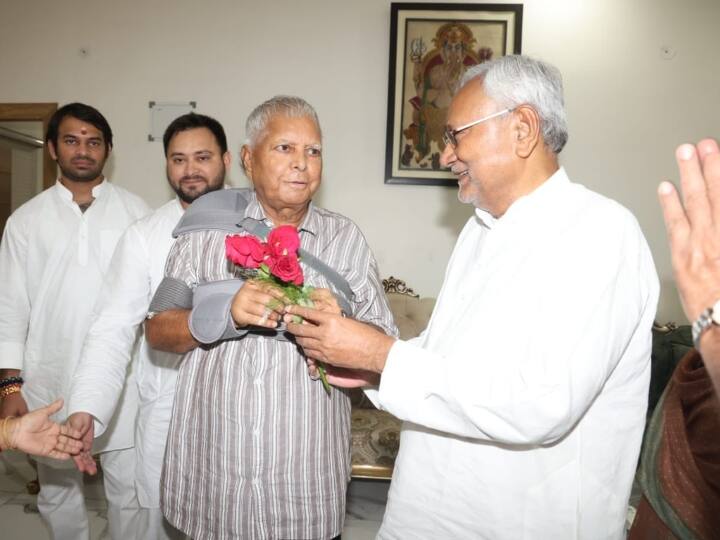Bihar CM Nitish Kumar meets Lalu Yadav gave flower Bihar Politics: सरकार बनने के बाद पहली बार लालू यादव से मिले सीएम नीतीश कुमार, गुलाब की भेंट