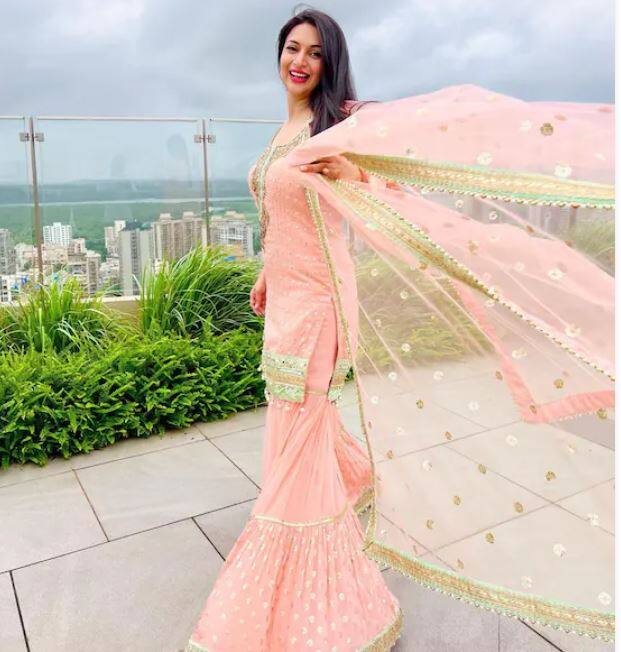 ਦਿਵਯੰਕਾ ਕਿਸੇ ਵੀ ਪਹਿਰਾਵੇ ਨੂੰ ਬਹੁਤ ਹੀ ਸ਼ਾਨਦਾਰ ਤਰੀਕੇ ਨਾਲ ਕੈਰੀ ਕਰਦੀ ਹੈ। ਉਨ੍ਹਾਂ ਦਾ ਹਰ ਅੰਦਾਜ਼ ਫੈਨਜ਼ ਨੂੰ ਕਾਫੀ ਪਸੰਦ ਆਉਂਦਾ ਹੈ।