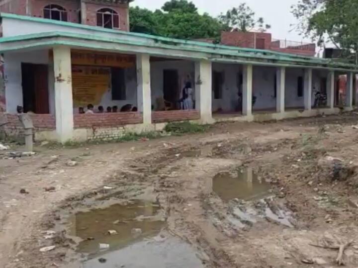 Ghazipur Uttar Pradesh Primary School 5 classes run in one room student and teacher life in danger ANN Ghazipur News: जिस जर्जर स्कूल को दो साल पहले ही गिराया जाना था उसमें पढ़ रहे बच्चे, एक ही कमरे में चल रही पांच क्लास