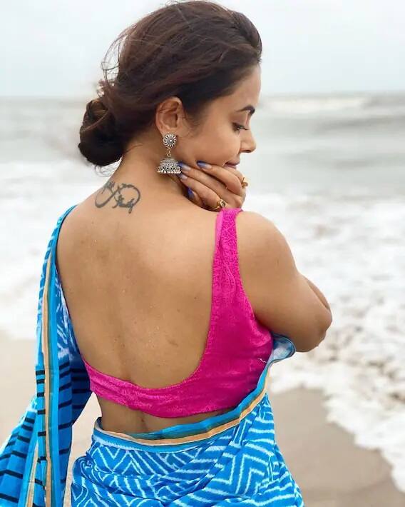 ટીવી પર ગોપી વહુની ભૂમિકા નિભાવનારી દેવોલીના ભટ્ટાચાર્જીએ પોતાની સંસ્કારી વહુને ઇમેજને તોડી નાંખી છે.