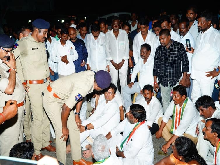 Police Stopped Congress Leaders at Bhadradri District Congress Protest: కాళేశ్వరం ప్రాజెక్టు పరిశీలనకు వెళ్లకుండా కాంగ్రెస్ నేతలను అడ్డుకున్న పోలీసులు!