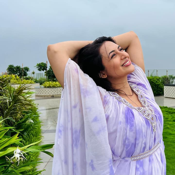 टीवी की सबसे पॉपुलर एक्ट्रेस में से एक दिव्यांका त्रिपाठी (Divyanka Tripathi) अपनी खूबसूरत तस्वीरों के चलते अक्सर लाइमलाइट बटोरती नजर आती हैं.