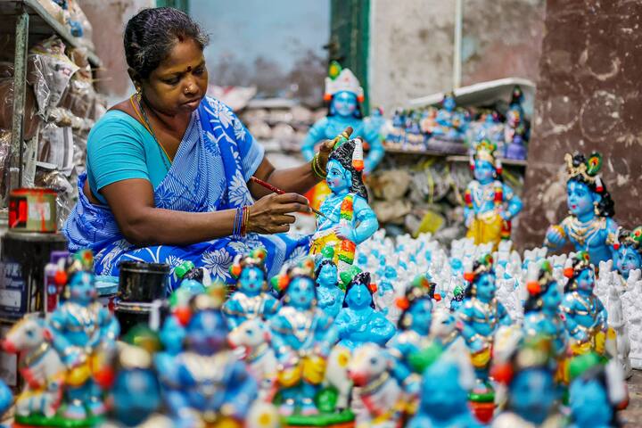 সারা ভারতেই ঘরে ঘরে পালিত হয় জন্মাষ্টমী। মন্দিরে তো পুজো হয়। ক্লাব বা বিভিন্ন সামাজিক প্রতিষ্ঠানও পালন করে থাকে। এছাড়াও ঘরে ঘরে বাড়ির সদস্যের মতো আপ্যায়ন করে পালন করা হয় কৃষ্ণের জন্মদিন। কেনা হয় মূর্তিও। চেন্নাইয়ে বিক্রির অপেক্ষায় কারিগর। ছবি: পিটিআই