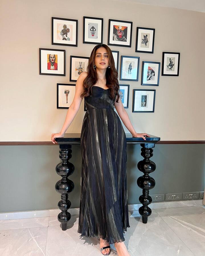 रकुलचे चाहते फक्त साऊथ इंडस्ट्रीतच उरले नाहीत तर हिंदी प्रेक्षकांमध्येही तिची बरीच चर्चा आहे. त्याने नेहमीच आपल्या अभिनयानेच नव्हे तर आपल्या स्टायलिश शैलीनेही लोकांचे लक्ष वेधून घेतले आहे.(फोटो सौजन्य: rakulpreet/इन्टाग्राम)