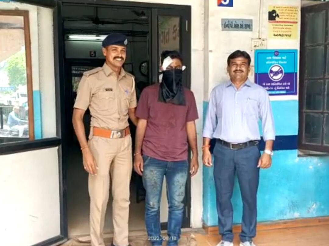 AHMEDABAD : સંબંધોને શર્મશાર કરતી ઘટના, મામાએ 12 વર્ષની ભાણી પર નજર બગાડી Ahmedabad News A 12-year-old niece was physically molested by her maternal uncle in Ambawadi area of Ahmedabad city AHMEDABAD : સંબંધોને શર્મશાર કરતી ઘટના, મામાએ 12 વર્ષની ભાણી પર નજર બગાડી