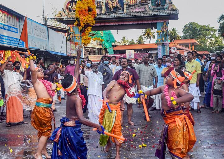 তিরুবনন্তপুরমেও তুঙ্গে জন্মাষ্টমীর প্রস্তুতি। কদিন আগে থেকেই শুরু হয়ে গিয়েছে যাবতীয় কাজ। আত্তুকাল ভগবতী মন্দিরের ঠিক বাইরে জন্মাষ্টমীর আগেই উৎসবে মগ্ন একদল শিশু। ছবি: পিটিআই