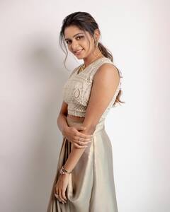 Aditi Shankar: கத்தரி பூவழகி கரையா பொட்டழகி.. அதிதியின் க்யூட் க்ளிக்ஸ்!