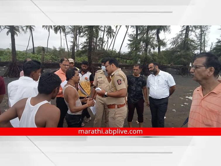 Suspicious boat with weapons found coast in Raigad High alert issued across the state  Maharashtra High Alert : मुंबईत नाकाबंदी, समुद्र किनारच्या जिल्ह्यात झाडाझडती, संपूर्ण राज्यात हाय अलर्ट जारी