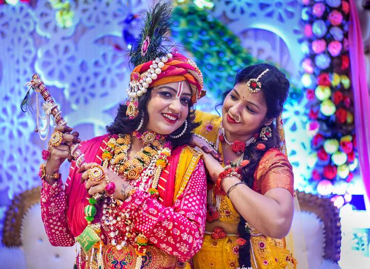 বেশ কয়েকদিন আগে থেকেই উত্তরপ্রদেশের প্রয়াগরাজে শুরু হয়ে গিয়েছে জন্মাষ্টমী উপলক্ষে বিভিন্ন সাংস্কৃতিক অনুষ্ঠান। তেমনই একটি সাংস্কৃতিক অনুষ্ঠানে ব্যস্ত শিল্পীরা। ছবি: পিটিআই