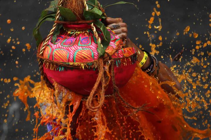 এটি আদতে একটি প্রতিযোগিতার মতো। যেখানে বেশ খানিকটা উঁচুতে দই বা মাখন বা ঘি ভর্তি একটি মাটির হাঁড়ি ঝোলানো থাকে। ভক্তরা একে অপরের দাঁড়িয়ে একটি পিরামিড মতো তৈরি করে। তারপর একেবারে উঁচুতে উঠে ওই হাঁড়ি ভাঙতে হয়। বিভিন্ন দলের মধ্যে এই প্রতিযোগিতা হয়।