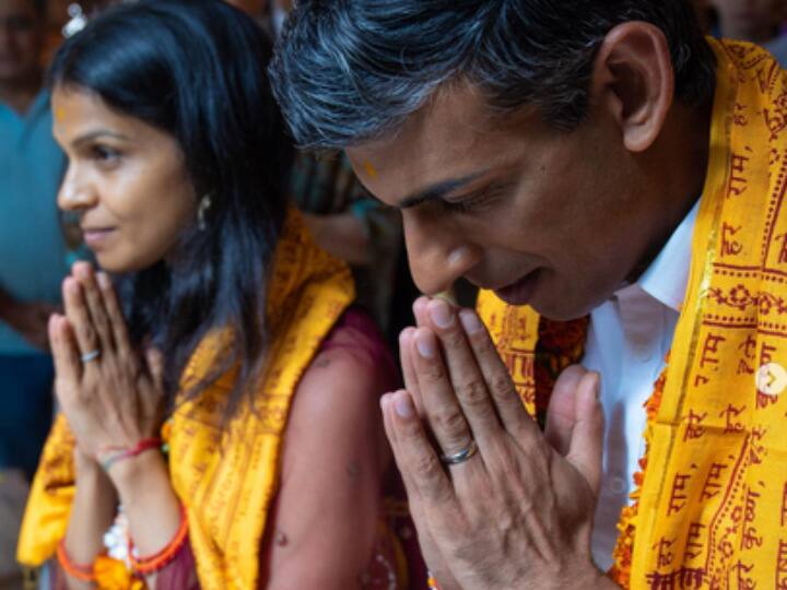 UK PM Candidate Rishi Sunak Reached Temple With Wife Akshata On Janmashtami Rishi Sunak: जन्माष्टमी पर पत्नी अक्षता के साथ मंदिर में दर्शन करने पहुंचे ऋषि सुनक