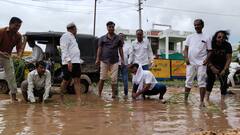 Bundi News: बूंदी में बीजेपी का अनूठा प्रदर्शन, पानी से भरे गड्ढों में कर दी धान की बुवाई