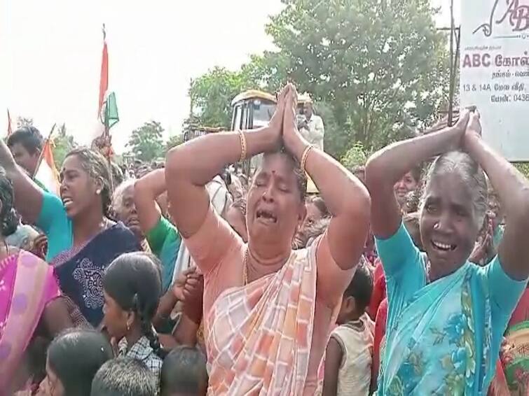 thiruvarur near alankadu peoples encroachment against protest TNN திருவாரூர்: நீர்நிலைகளில் ஆக்கிரமிப்புகளை அகற்ற எதிர்ப்பு; குழந்தைகள் கைகளில் தேசிய கொடி ஏந்தி போராட்டம்