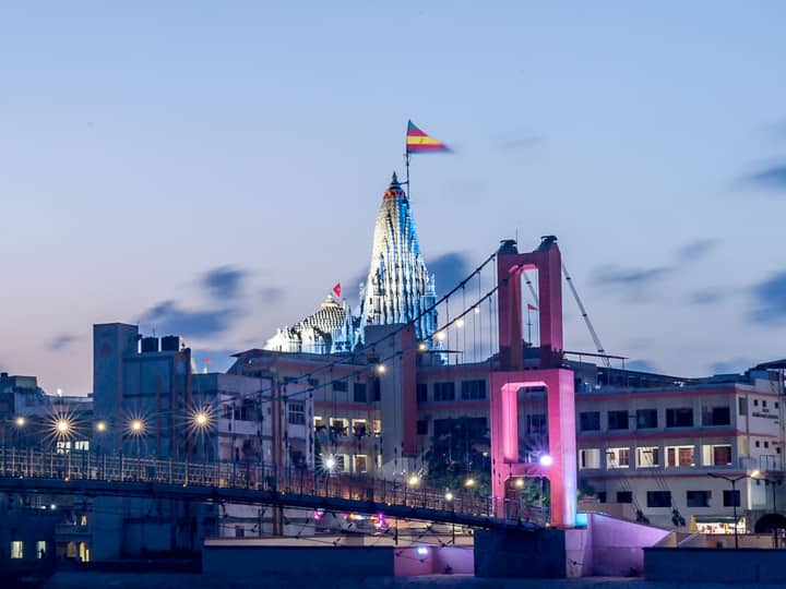 देवभूमि द्वारका में आने वाले पर्यटकों के लिए द्वारकाधीश मंदिर मुख्य आकर्षणों में से एक है. ऐसा माना जाता है कि द्वारकाधीश मंदिर भगवान कृष्ण के परपोते वज्रनाभ द्वारा 2500 साल पहले स्थापित किया गया था. प्राचीन मंदिर का कई बार जीर्णोद्धार किया गया है. ये खूबसूरत मंदिर एक छोटी सी पहाड़ी पर खड़ा है, जहां जाने के लिए 50 से अधिक सीढ़ियां हैं. इस मंदिर में तराशी हुई दीवारें हैं जो मुख्य कृष्ण की मूर्ति के साथ-साथ मंदिर को और सुंदर बनाती है. मंदिर परिसर के चारों ओर अन्य छोटे-छोटे मंदिर हैं. इस मंदिर की दीवारों पर पौराणिक चरित्रों को खूब बारीकी से उकेरा गया है, जिसकी खूबसूरती देखकर आपका मन खुश हो जाएगा. मंदिर के प्रवेश और निकास के लिए दो दरवाजे हैं. एक दरवाजे का नाम स्वर्ग है और दूसरे दरवाजे का नाम मोक्ष है.