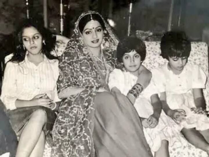 Sridevi Throwback Pic: Nagma, Jyothika and Roshni with Sridevi Sridevi Throwback: श्रीदेवी के साथ बैठी तीन बहनें, बॉलीवुड, साउथ और भोजपुरी में बिखेर चुकी हैं अदाकारी का जलवा