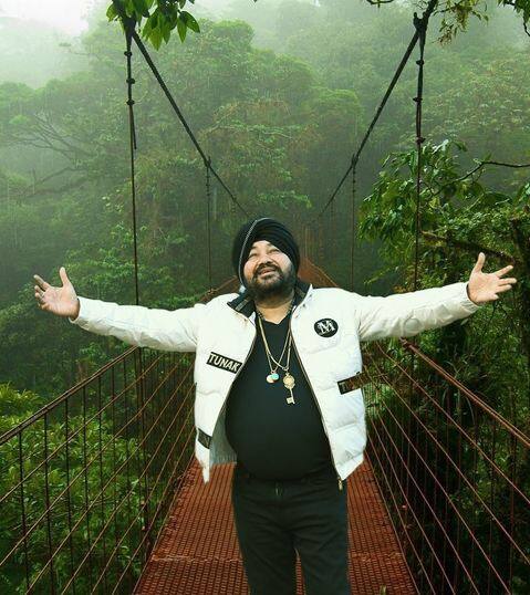 ਜਦੋਂ ਦਲੇਰ ਵੱਡਾ ਹੋਇਆ ਤਾਂ ਉਹ ਪਰਵੇਜ਼ ਮਹਿੰਦੀ ਦੇ ਪ੍ਰਭਾਵ ਵਿੱਚ ਆ ਗਿਆ, ਜਿਸ ਕਾਰਨ ਉਸ ਦੇ ਨਾਂ ਪਿੱਛੇ ਮਹਿੰਦੀ ਲਗਾ ਦਿੱਤੀ ਗਈ। ਇਸ ਤਰ੍ਹਾਂ ਇਸ ਗਾਇਕ ਦਾ ਨਾਂ ਦਲੇਰ ਮਹਿੰਦੀ ਪੈ ਗਿਆ। ਗਾਇਕਾ ਦੀ ਜ਼ਿੰਦਗੀ 'ਚ ਇੱਕ ਦੌਰ ਅਜਿਹਾ ਵੀ ਆਇਆ, ਜਦੋਂ ਵਿਆਹ-ਸ਼ਾਦੀਆਂ 'ਚ ਲੋਕ ਉਸ ਦੇ ਹੀ ਗੀਤਾਂ 'ਤੇ ਨੱਚਦੇ ਸਨ। ਉਸਨੇ ਪੰਜਾਬ ਮਿਊਜ਼ਿਕ ਇੰਡਸਟਰੀ ਲਈ ਕਈ ਮਸ਼ਹੂਰ ਗੀਤ ਗਾਏ ਹਨ।