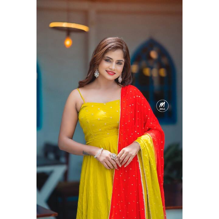బెంగుళూరులోనే పుట్టి పెరిగిన రక్షా గౌడ విద్యాభ్యాసం మొత్తం బెంగళూరులోనే. చిన్నప్పటి నుంచి నటనపై ఉన్న ఆసక్తితో మోడలింగ్ లో అడుగుపెట్టిన రక్షా బీబీఏ చదువుండగా 'రాధారమణ' అనే కన్నడ సీరియల్ లో నటించే ఛాన్స్ కొట్టేసింది.