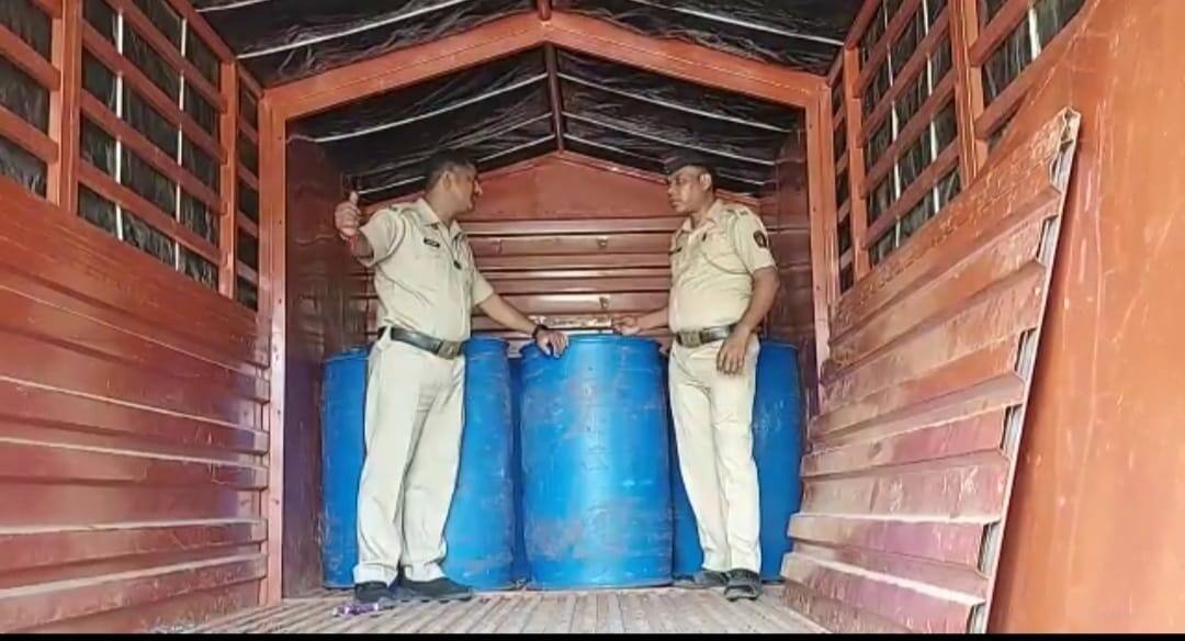 Nagpur : मद्यार्काची 'पुष्पा स्टाईल' तस्करी, दोन हजार लिटर 'स्पिरिट' जप्त The State Excise Department Nagpur nabbed the liquor smugglers Nagpur : मद्यार्काची 'पुष्पा स्टाईल' तस्करी, दोन हजार लिटर 'स्पिरिट' जप्त