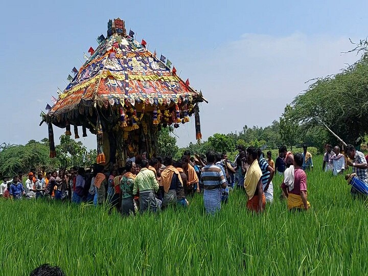 திருவாரூர் அருகே பிடாரி குளுந்தாளம்மன் கோயில் தேரோட்டம் - தேரை தோளில் சுமந்து சென்ற பக்தர்கள்