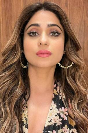 शमिता शेट्टी (Shamita Shetty) हाल ही में म्यूजिक वीडियो 'तेरे विच रब डिसदा' में नजर आई थीं. अपने एक्स बॉयफ्रेंड राकेश बापत के साथ वो इस वीडियो में नजर आईं.