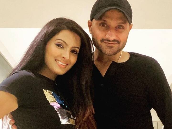 हरभजन सिंह ने गीता बसरा को 'दी ट्रेन' फिल्म के एक सॉन्ग में देखा था. यहीं वह गीता को दिल दे बैठे थे. कुछ वक्त रिलेशनशिप में रहने के बाद हरभजन ने जब गीता को शादी के लिए प्रपोज किया तो उन्हें जवाब में 'ना' मिला. हालांकि कुछ वक्त बाद सबकुछ ठीक हो गया और दोनों ने साल 2015 में शादी कर ली.