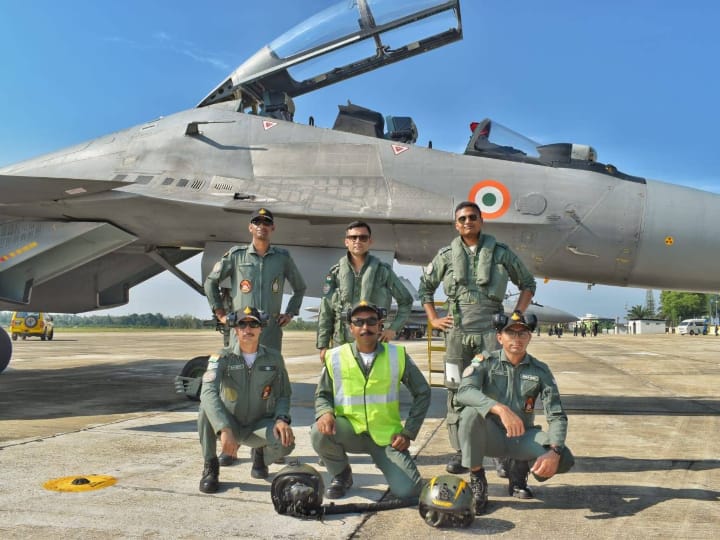 विनबैक्स-2022: विनबैक्स-2022 नाम की एक्सरसाइज में भारतीय सेना के साथ हिस्सा लेकर वियतनाम ने पहली बार किसी विदेशी सेना के साथ फील्ड ट्रेनिंग की है. चंडी मंदिर (चंडीगढ़) में तीन हफ्तों तक भारत और वियतनाम की सेनाओं ने यूएन यानी कि संयुक्त राष्ट्र चार्टर के तहत आर्मी इंजीनियरिंग और मेडिकल प्रशिक्षण पर केंद्रित युद्धाभ्यास किया. भारतीय सेना ने एक्सरसाइज के समापन पर आधिकारिक बयान जारी कर कहा कि वियतनाम ने भारत के साथ साझा युद्धाभ्यास कर एक बड़ा सम्मान दिया है.