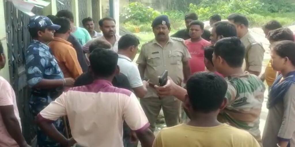 Residents Vandalize Local Panchayat Office In Raigunj Demanding Reconstruction Of Road North Dinajpur: অথৈ জলে রাস্তা সংস্কারের কাজ, প্রতিবাদে 'তাণ্ডব' রায়গঞ্জের শীতগ্রাম পঞ্চায়েতে
