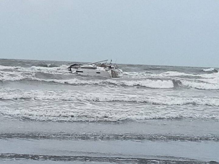 Verdächtiges Boot mit Waffen am Strand von Maharashtras Raigad gefunden