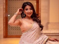 Sakshi Agarwal : தங்க நிற ஆடையில் ஜொலிக்கும் நடிகை சாக்‌ஷி அகர்வால்!