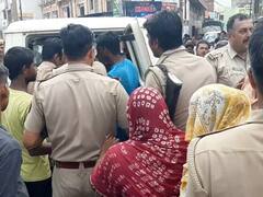 Shamli News: हादसे में महिला सफाईकर्मी की मौत, लोगों ने चारों तरफ से ट्रैक्टर लगाकर रास्ते किए बंद, अब कर रहे ये मांग