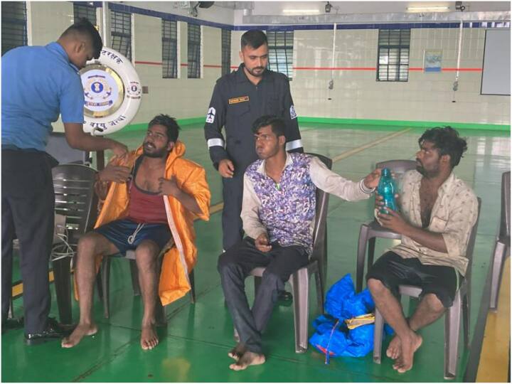 Indian Coast Guard rescues 14 fishermen near Daman coast दमन तट के पास नाव के इंजन में आई खराबी, कोस्ट गार्ड ने किया 14 मछुआरों का रेस्क्यू