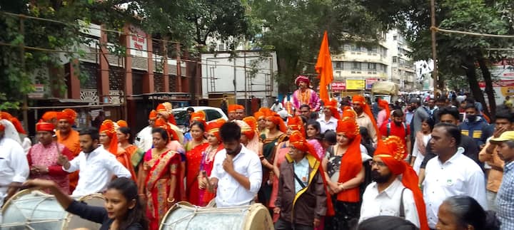 मिरवणूकीचे प्रमुख आकर्षण बाजीराव पेशवे यांची वेशभूषा परिधान केलेला अश्वरुढ झालेला कार्यकर्ता शोभून दिसत होता