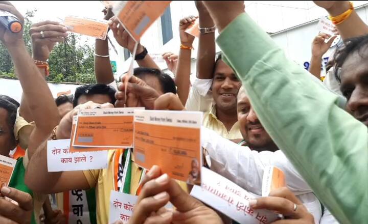 दहीहंडीत 15 लाखांचे चेक ठेवण्यात आले होते.
