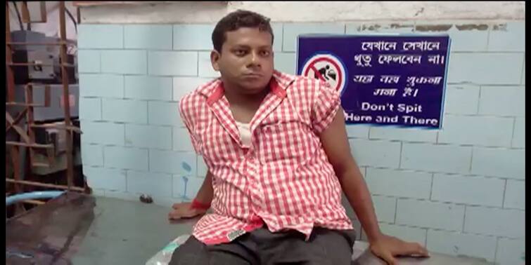North 24 parganas Shyamnagar teacher allegedly beaten up and admitted in hospital by school president Shyamnagar News: জাতীয় পতাকা তোলার সময় ড্রাম বাজানো কেন! শ্যামনগরে শিক্ষককে মারধরের অভিযোগ